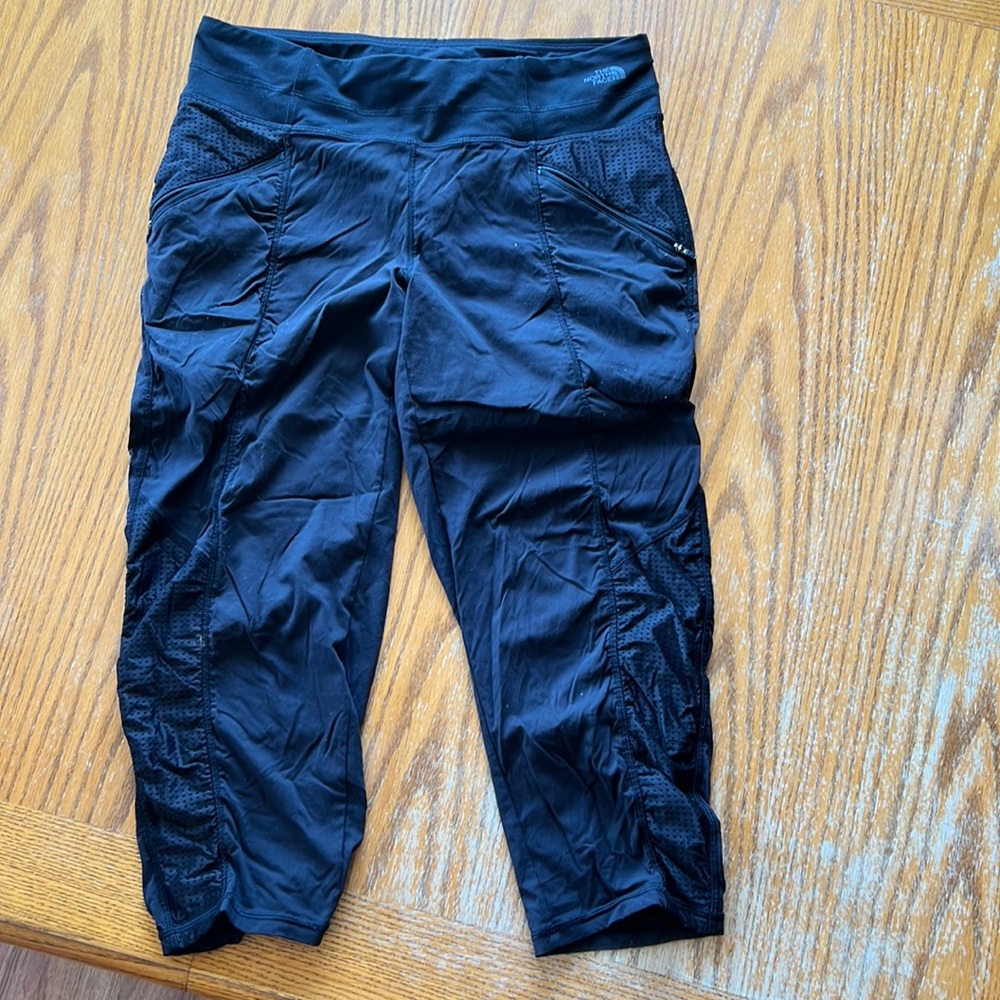 Women’s North Face flash dry cargo capris. Size M